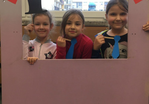 Natalka, Ela i Natalka pozują do zdjęcia w fotobudce.