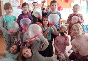 Pamiątkowe zdjęcie grupowe z balonami z niespodzianką.