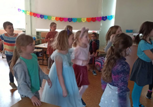 Wspólna zabawa trwała cały dzień.