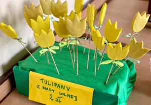 Tulipany z masy solnej wykonane przez klasę 3b.