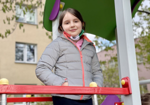 Ola w trakcie zabawy na zjeżdżalni.