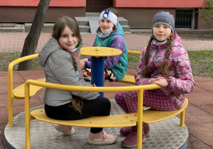 Ola, Iga i Dorota podczas zabawy na karuzeli.