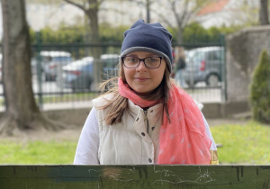 Zuzanna siedząca w altance.
