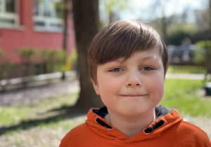 Dominik na karuzeli.