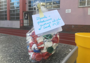 Korki plastikowe - torebka z liścikiem: prośba o przekazanie podczas zbiórki w środę 23 grudnia 2020 roku - od anonimowgo darczyńczy.