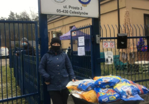 Pani Kasia podczas przekazania darów w schronisku w Celestynowie.