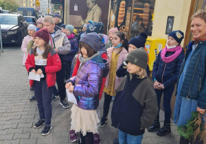 Obserwujemy okolice wokół szkoły i zwracamy baczną uwagę na elementy związane z ruchem komunikacyjnym.