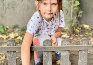 Ewa sadzi cebulkę tulipana.