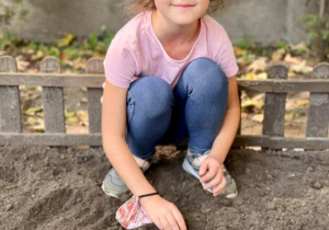 Julia sadzi cebulkę tulipana.