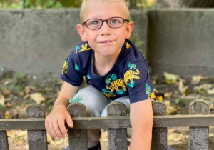 Kacper sadzi cebulkę tulipana.