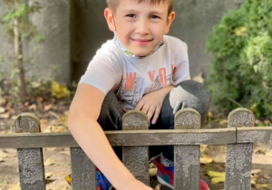 Maksym sadzi cebulkę tulipana.
