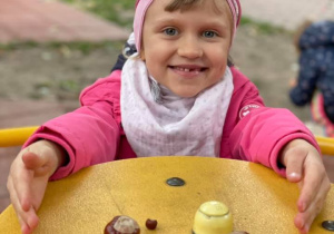 Lena nawet na karuzeli nie rozstaje się ze swoimi kasztanami.