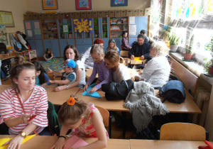 Część praktyczna - wspólna praca rodziców i dzieci - kolorowe tulipany z papieru.