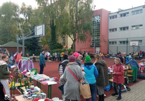 Sprzedający i kupujący, czyli Pchli Targ w pełnej krasie.