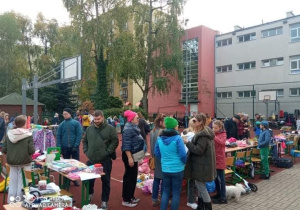 Sprzedający i kupujący, czyli Pchli Targ w pełnej krasie.