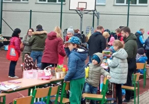 Sprzedający i kupujący, czyli Pchli Targ w pełnej krasie.