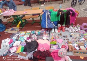 Stroje, kapelusze, buty, torebki, biżuteria - dla każdego coś miłego.