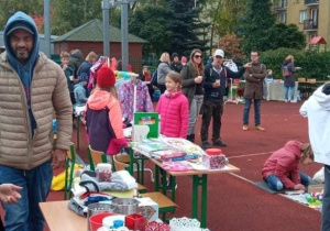Sprzedający i kupujący, czyli Pchli Targ w pełnej krasie.