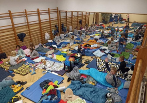 Uczniowie na nocleg w szkole wybrali małą salę gimnastyczną. Każdy miał swój materac i śpiwór.