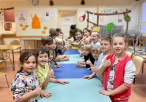 Zdjęcie grupowe obu klas, w tle widać panią Mariannę, naszą kucharkę.