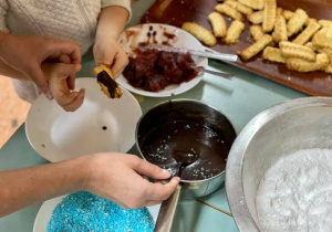 Każdy uczeń wybierał dodatki do ciasteczka. Czekolada cieszyła się największym uznaniem. Ciekawe dlaczego?