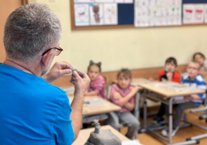 Prowadzący zajęcia dokładnie opisuje na czym będzie polegało lepienie z gliny.