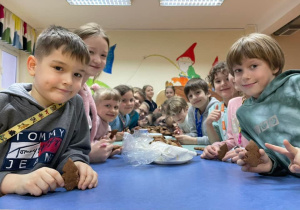 Uczniowie wybrali po pierwszym pierniczku i chętnie zapozowali z nimi do wspólnego zdjęcia.