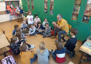 Dzieci z uwagą słuchają instrukcji Pana Jacka.