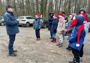 Uczniowie wysłuchali jak należy zachowywać się na terenie schroniska.