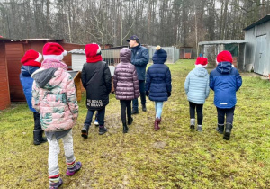 Uczniowie podczas spaceru po terenie schroniska.
