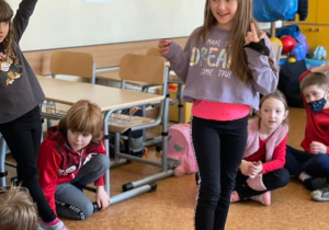 Uczennica pokazuje instrument na którym gra.