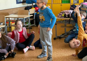 Uczeń pokazuje instrument na którym gra.