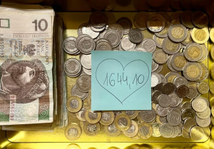 Pieniądze uzbierane podczas kiermaszu świątecznego - 1644,10 złotych.
