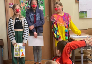 Czwartoklasistki w odwiedzinach u pierwszoklasistów.