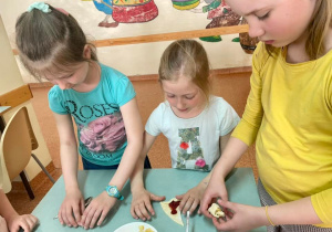 Uczennice podczas kręcenia rogalika.