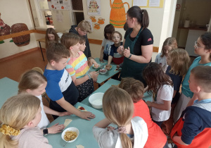 Zwycięzcy kwietniowej edycji konkursu "Jem z klasą" podczas warsztatów zorganizowanych przez szkolną stołówkę.