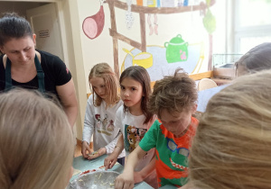 Uczniowie uważnie słuchają Pani Marianny prowadzącej warsztaty.