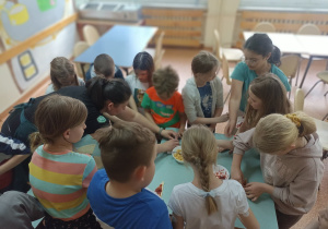 Uczniowie bardzo się starają, aby wypieki wyszły wyśmienite.