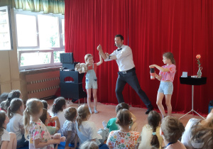 Uczennice biorą udział w pokazie magii.