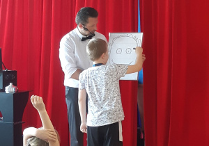 Uczeń próbuje odgadnąć, jak działa magiczny obraz.