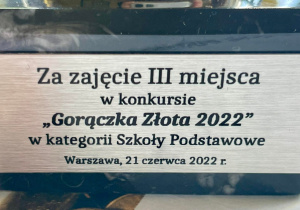 Tabliczka pamiatkowa "Za zajęcie trzeciego miejsca w konkursie - Gorączka Złota 2022 - w kategorii Szkoły Podstawowe".