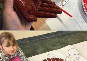 Dłoń uczennicy pomalowana brązową farbą. Dziewczynka odciska dłoń na brzuchu Misia.