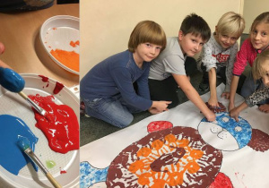 Kciuk jednego z uczniów pomalowany niebieską farbą. Dzieci odciskją pomalowane palce na buzi Misia.