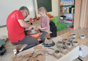 Beatka tworzy swój garnuszek na kole garncarskim.
