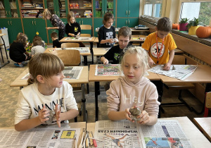 Dzieci lepią swoje prace z gliny.
