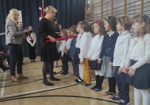 Pasowanie dzieci z klasy 1b przez Panią Dyrektor.