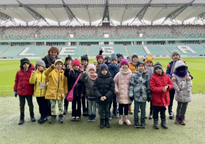 Zdjęcie grupowe klasy 2b na murawie stadionu.