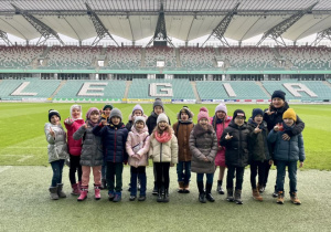 Zdjęcie grupowe klasy 2a na murawie stadionu.