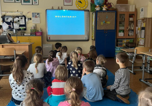 Uczniowie podczas oglądania prezentacji multimedialnej o wolontariacie w schronisku i w szkole.