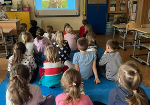 Uczniowie podczas oglądania prezentacji multimedialnej o wolontariacie w schronisku i w szkole.